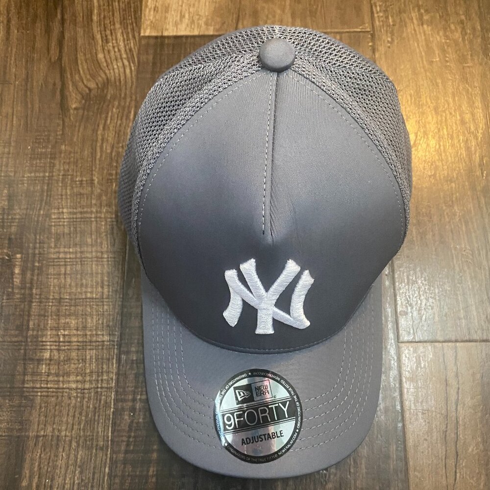 New Era New York Yankees 9FORTY Adjustable Trucker Hat Gray Mesh Snapback - New